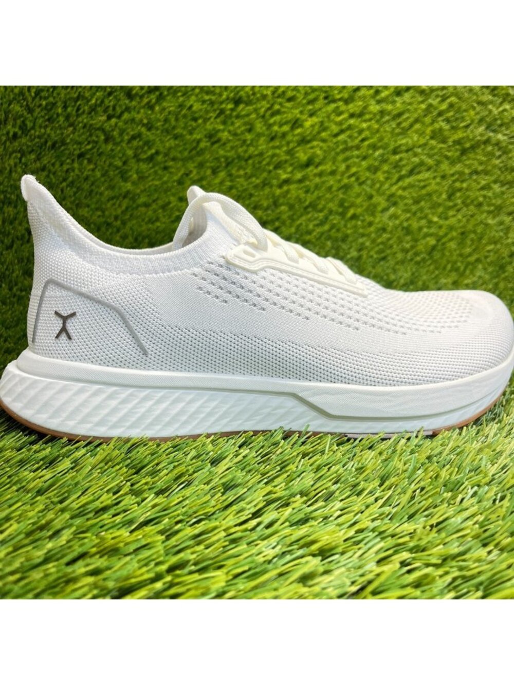 Flux Footwear Adapt Runner White Gum Mens Size 8 Womens Size 9.5 Athletic Shoes